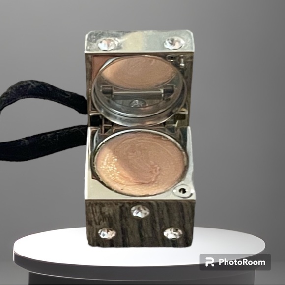 DIOR Play Extreme Shine Lip Gloss Dice
Shade 151 Gamble on Beige 
Shine Gloss - Picture 1 of 9